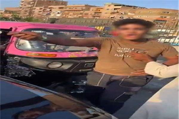 سائق “توك توك” اعتدى على مواطن وهدده بـ”مفك” بالأوتوستراد