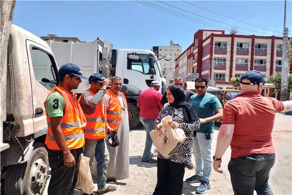 تكريم عمال النظافة و توزيع شنط مواد غذائية ومستلزمات عمل تقديرًا لجهودهم  بالزرقا دمياط
