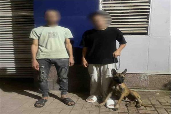 المتهمان بعد القبض عليهما