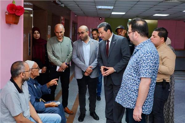 محافظ دمياط يتابع الخدمات الطبية المقدمة للمرضى