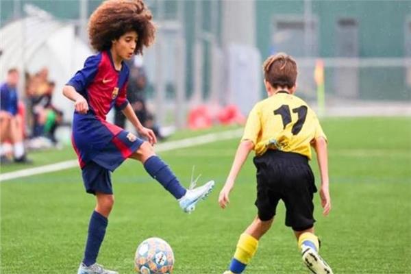 موهبة مغربية تبهر برشلونة وتشبه نجمها الصاعد لامين يامال