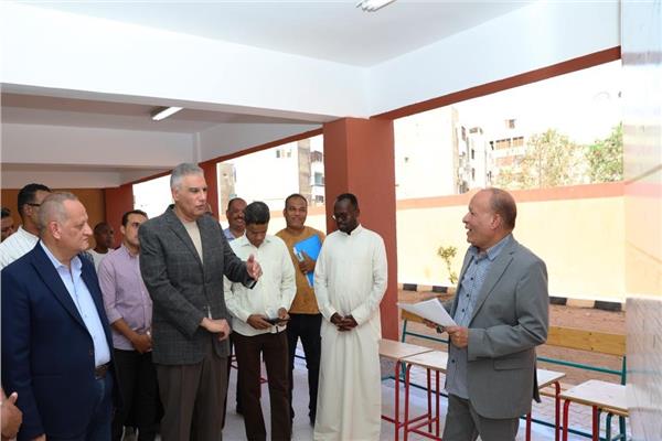 اللواء دكتور إسماعيل كمال محافظ أسوان خلال الجولة التفقدية