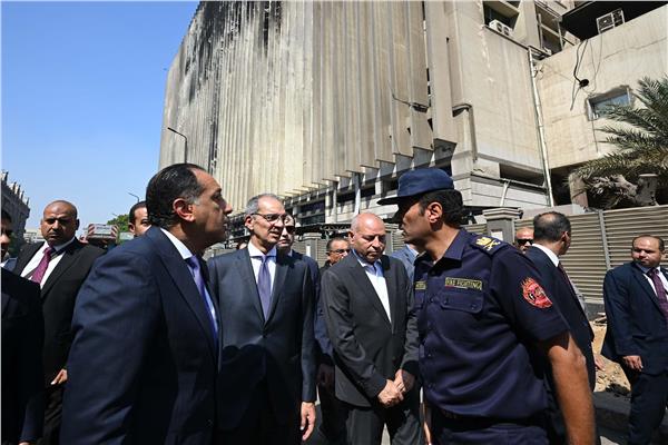  رئيس الوزراء يتفقد حريق سنترال رمسيس