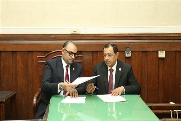 المستشار محمد حسن عبد اللطيف والمستشار وليد عناني أثناء توقيع البروتوكول