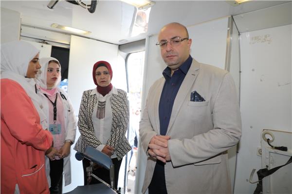 الدكتور محمد هاني غنيم محافظ بني سويف خلال الجولة 