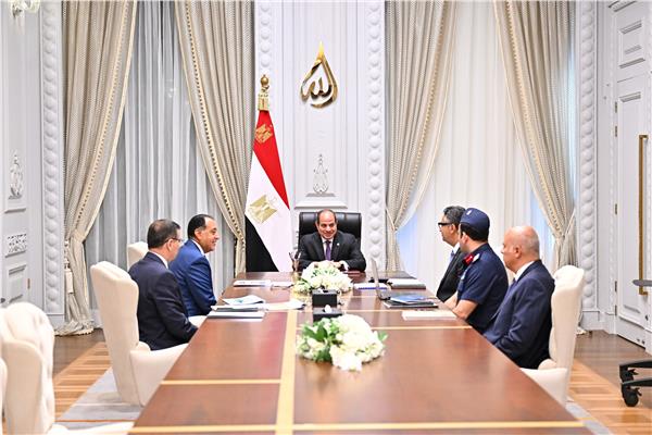 الرئيس عبدالفتاح السيسي وعدد من قيادات الدولة خلال الاجتماع