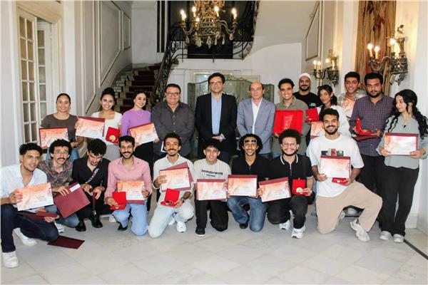 الدكتور أحمد فؤاد هنو و طلاب مهرجان نجوم المسرح الجامعي