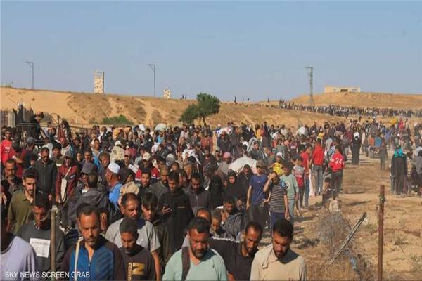 أهالي قطاع غزة خلال نزوحهم بسبب تداعيات الحرب الإسرائيلية - صورة أرشيفية
