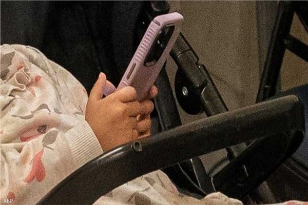الموبايل والطفل
