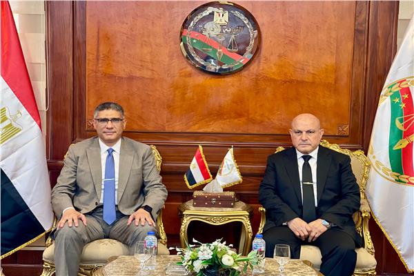 رئيس هيئة النيابة الإدارية خلال استقباله محافظ الجيزة