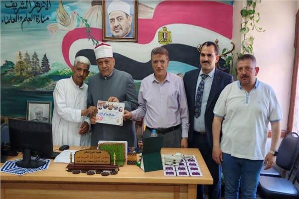 رئيس منطقة البحيرة الأزهرية يُكرّم عاملين 