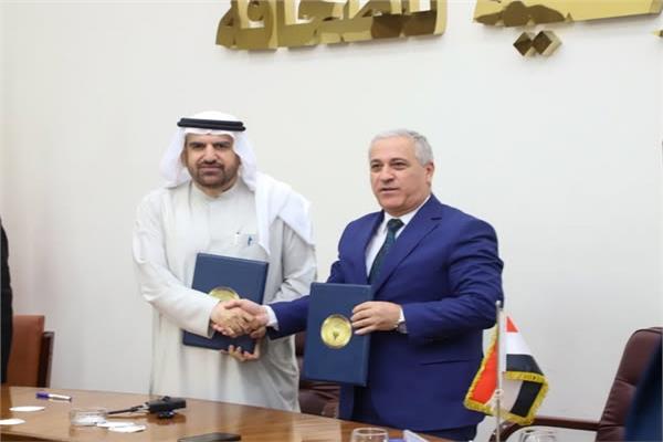 المهندس عبدالصادق الشوربجي، رئيس الهيئة، وجمال بن حويرب، المدير التنفيذي للمؤسسة خلال توقيع المذكرة