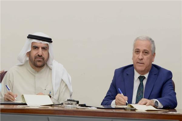  المهندس عبدالصادق الشوربجي وجمال حويرب خلال التوقيع