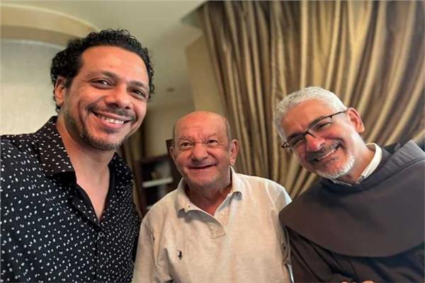 لطفي لبيب مع الأب بطرس دانيال والفنان حمزة العيلي