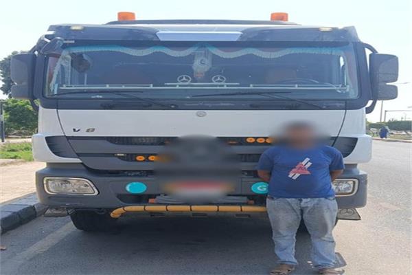 قائد سيارة «نقل بمقطورة» بالسير عكس الاتجاه