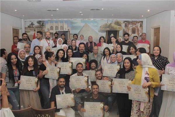 تسليم المشاركين شهادات مشاركة ختام ورشة "الإخراج"