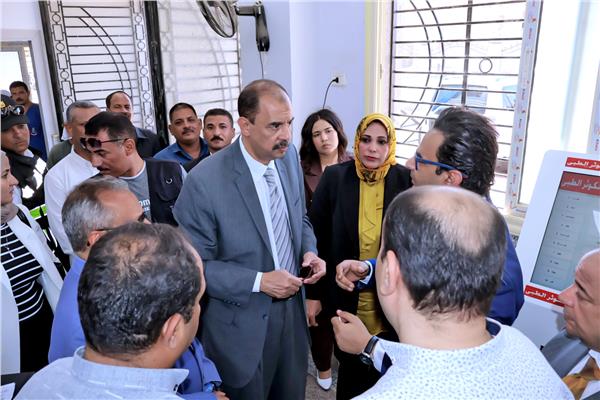 جانب من زيارة محافظ سوهاج للمركز الطبي بحي الكوثر
