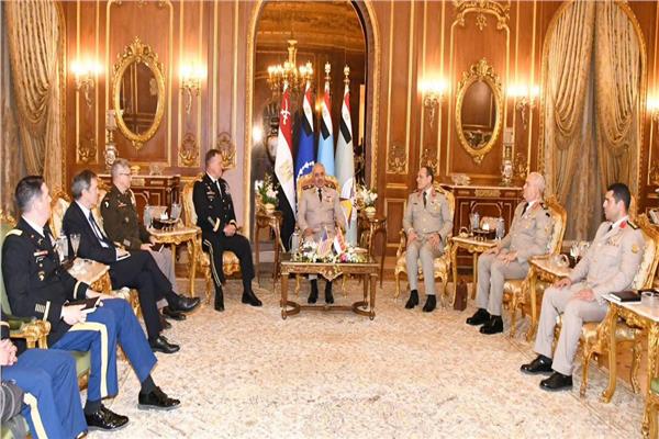 الفريق  أحمد خليفة رئيس أركان حرب القوات المسلحة يلتقى قائد القيادة المركزية الأمريكية