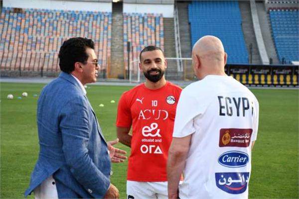 وزير الرياضة ومحمد صلاح وحسام حسن 