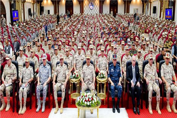 وزير الدفاع خلال لقائه عدداً من قادة وضباط الجيش بالمنطقة المركزية العسكرية