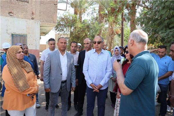 اللواء عماد كدواني، محافظ المنيا خلال الجولة 