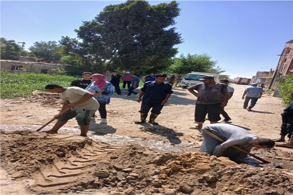 جانب من اعمال إصلاح كسر بخط مياه الشرب