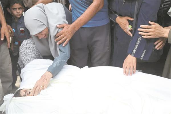فلسطينيون يبكون ذويهم الذين استشهدوا في قصف على مدينة غزة