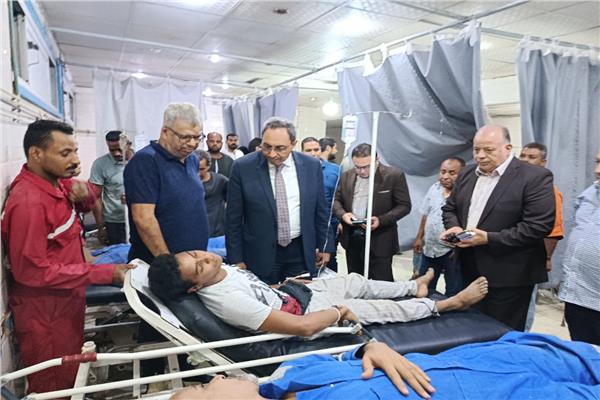  الدكتور خالد عبد الحليم، محافظ قنا في زيارته للمصابين