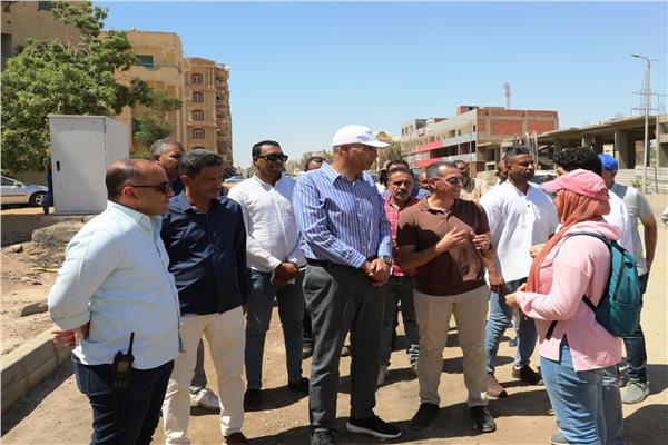 محافظ أسوان يقدم شكره للفنانين التشكليين 