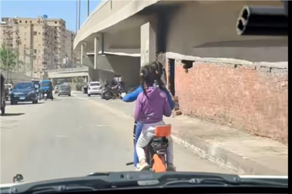 طفلتان أثناء ركوب الاسكوتر الكهربائي