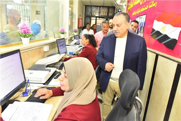 هشام أبو النصر محافظ أسيوط خلال جولته بالمركز التكنولوجي
