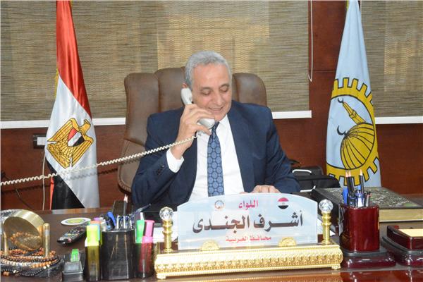 محافظ الغربية يهنئ المتفوقات من أوائل الثانوية الأزهرية في اتصال تليفوني