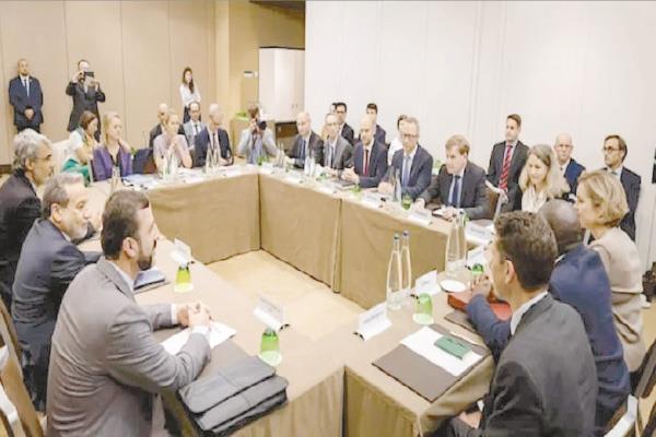 وزير الخارجية الإيرانى خلال اجتماعه الأخير بوزراء خارجية الترويكا الأوروبية