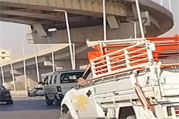 السائق أثناء وضع قدمه خارج السيارة