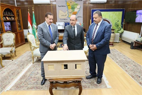 محافظ المنوفية يطلع على نموذج تجريبي
