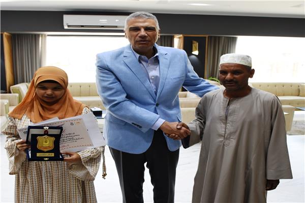 اللواء دكتور إسماعيل كمال محافظ أسوان يكرم الطالبة إبتسام أوائل الثانوية الأزهرية القسم الأدبى