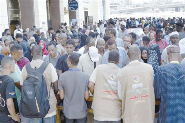 الأشقاء السودانيون فى محطة القطار يرفعون شعار «شكراً مصر»