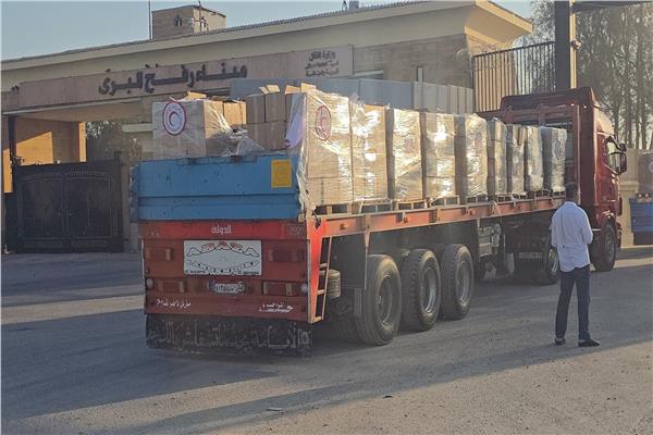 إدخال شاحنات المساعدات إلى قطاع غزة
