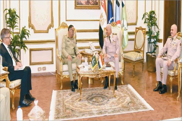  وزير الدفاع خلال لقائه رئيس هيئة الأركان المشتركة الباكستانية