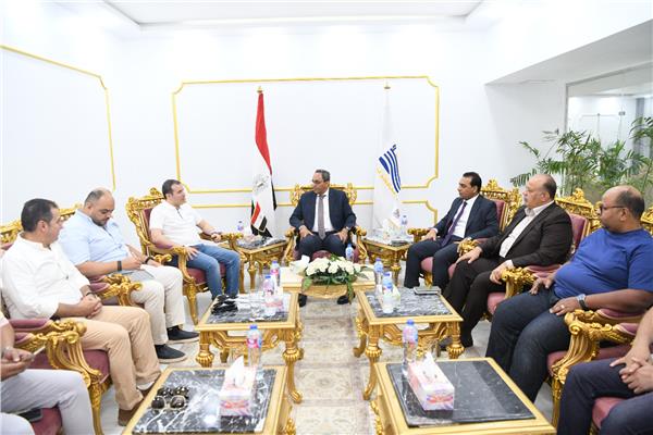 جانب من اجتماع محافظ قنا رئيس مجلس إدارة هيئة الإسعاف المصرية