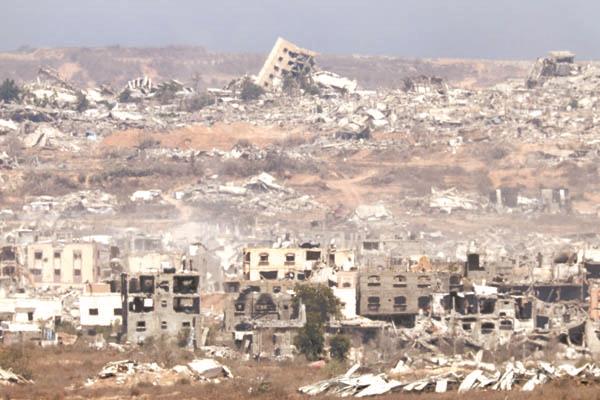 يعانى قطاع غزة من دمار واسع جراء الحرب            