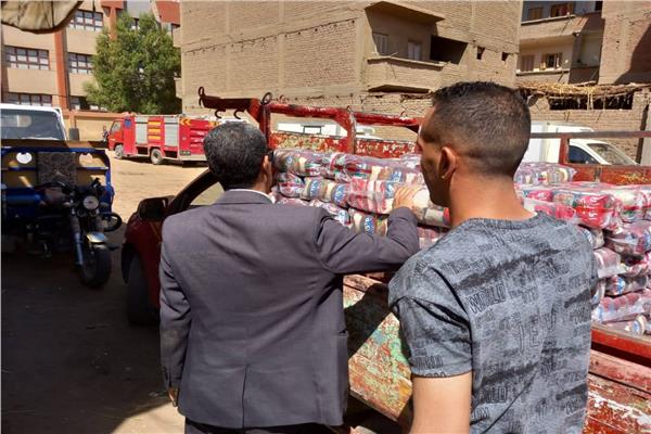 سيارات متنقلة لتوزيع المواد الغذائية بقرية برخيل