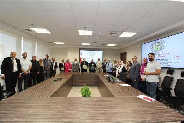 المشاركون في مراسم التوقيع