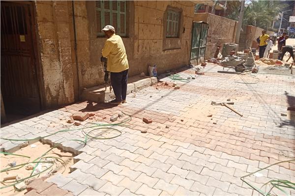 مواصلة تركيب بلاط الإنترلوك بمنطقة الصيانة البحرية بمدينة أبوتيج