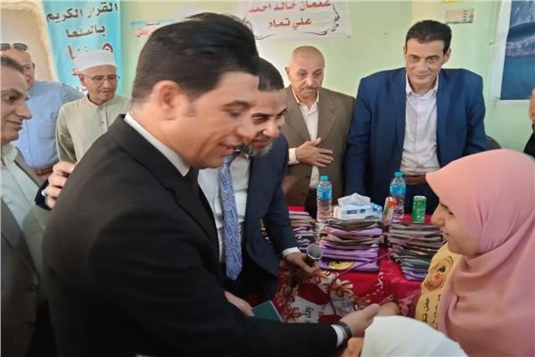 الدكتور محمد عبد الهادي، نائب محافظ سوهاج يهدي مصحفا ناطقا لطالبة من ذوى الهمم 