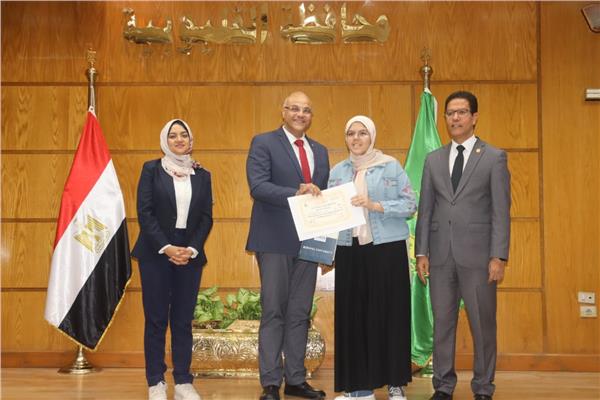  محافظ القليوبية ورئيس جامعة بنها يكرمان  44 طالبا 