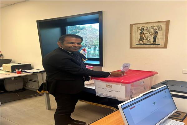 أحد المواطنين المصريين أثناء الإدلاء بصوته