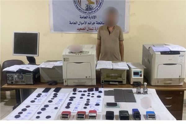 المتهم وأمامه المضبوطات