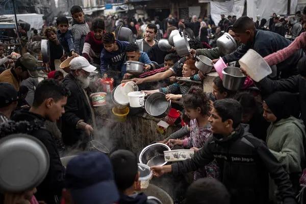 أهالي غزة خلال معاناتهم للحصول على الغذاء - صورة أرشيفية
