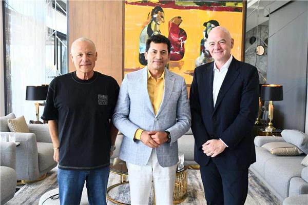 وزير الشباب والرياضة مع إنفانتينو وأبوريدة